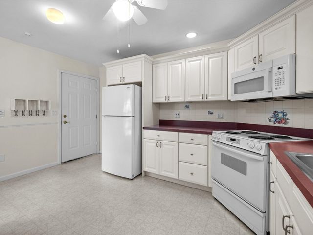 30 William Onthank Ln 30, Southborough, MA 01772