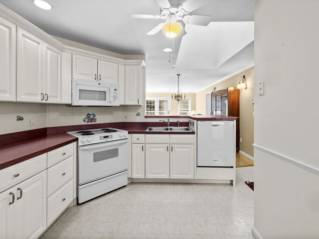 30 William Onthank Ln 30, Southborough, MA 01772