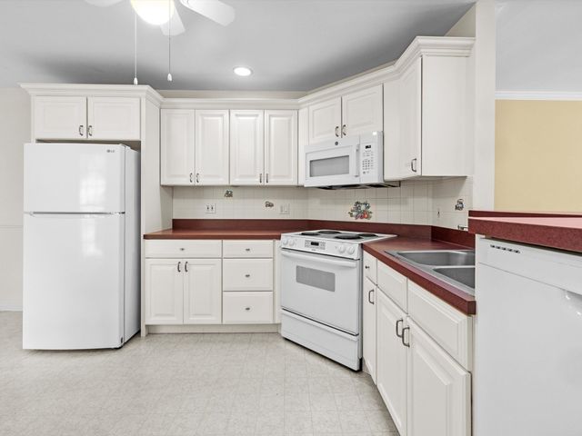 30 William Onthank Ln 30, Southborough, MA 01772
