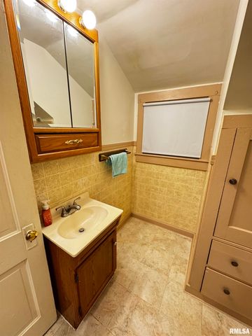 423 W ADAMS Street, Rushville, IL 62681