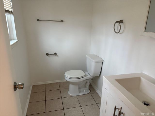 2501 King Road, Trenton, MI 48183