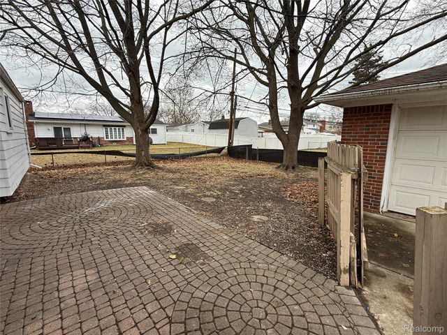 2501 King Road, Trenton, MI 48183