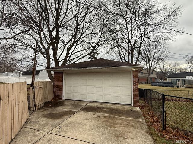 2501 King Road, Trenton, MI 48183