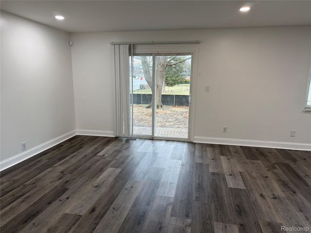 2501 King Road, Trenton, MI 48183