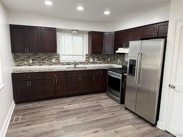 2501 King Road, Trenton, MI 48183