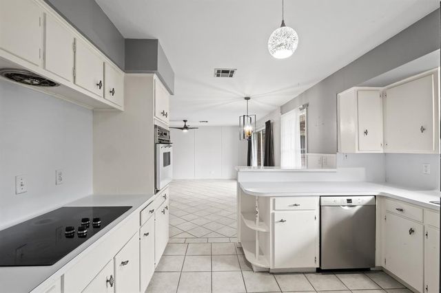 7722 Dillon Street, Houston, TX 77061