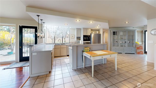 627 N Waugh Road, Mount Vernon, WA 98273