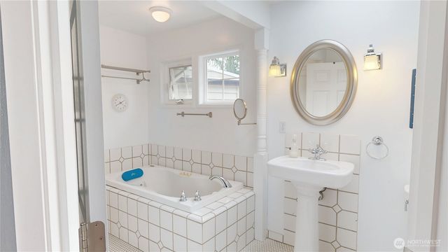 627 N Waugh Road, Mount Vernon, WA 98273