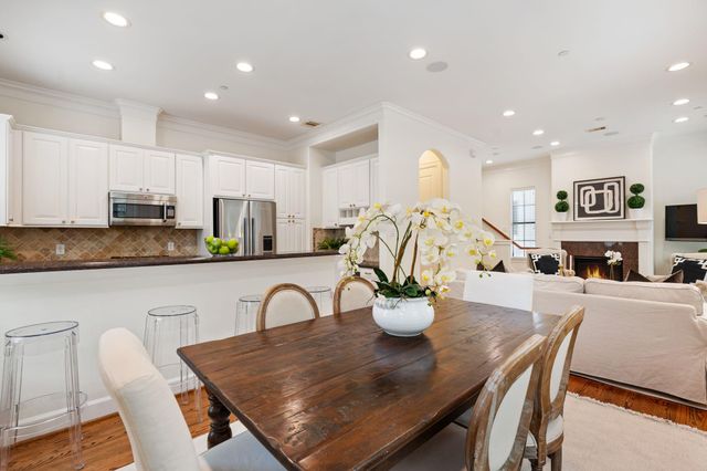 2210 Mid Lane 101, Houston, TX 77027