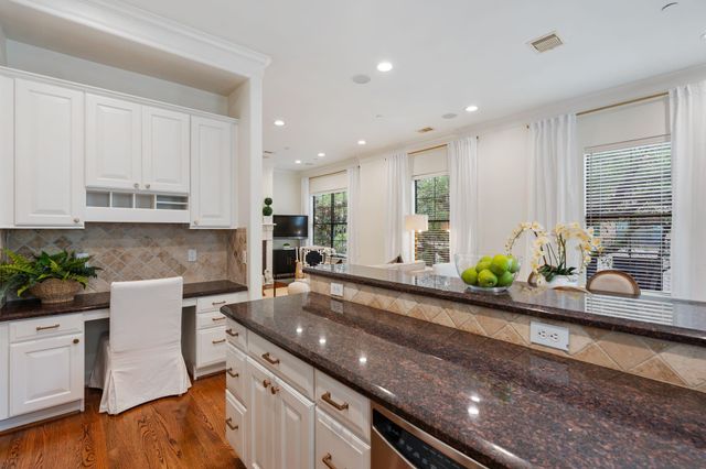 2210 Mid Lane 101, Houston, TX 77027