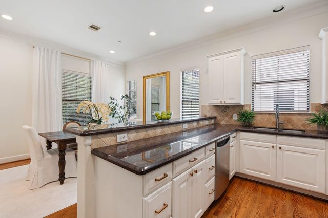 2210 Mid Lane 101, Houston, TX 77027