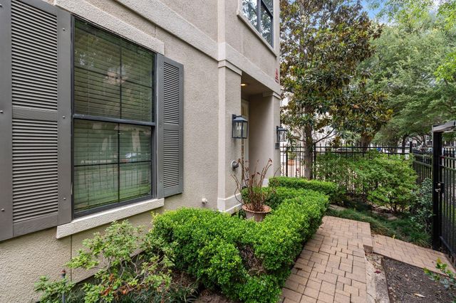 2210 Mid Lane 101, Houston, TX 77027