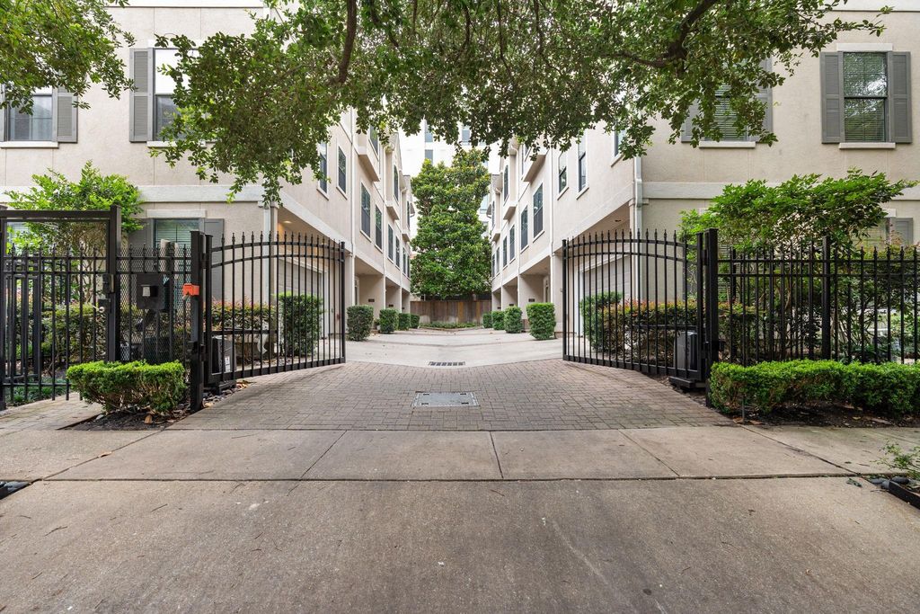 2210 Mid Lane 101, Houston, TX 77027