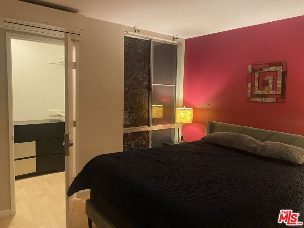 Image 15 of property listing at 320 S Ardmore Avenue 325, Los Angeles, CA 90020