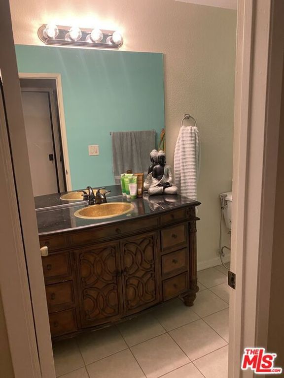 Image 19 of property listing at 320 S Ardmore Avenue 325, Los Angeles, CA 90020