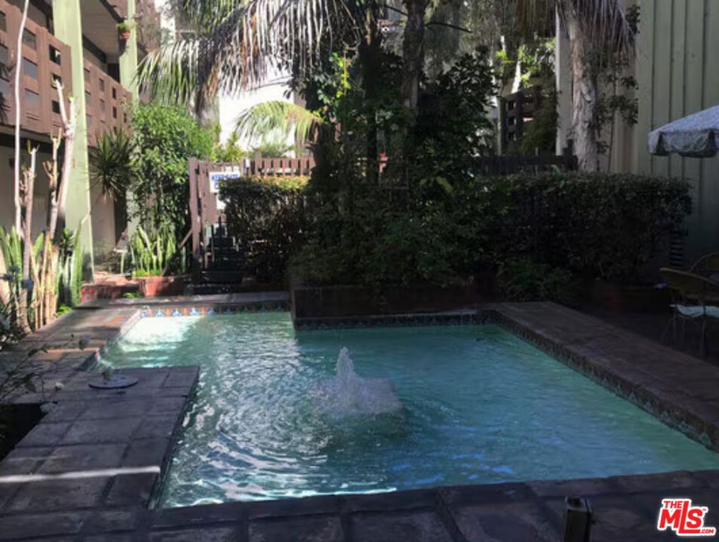Image 3 of property listing at 320 S Ardmore Avenue 325, Los Angeles, CA 90020