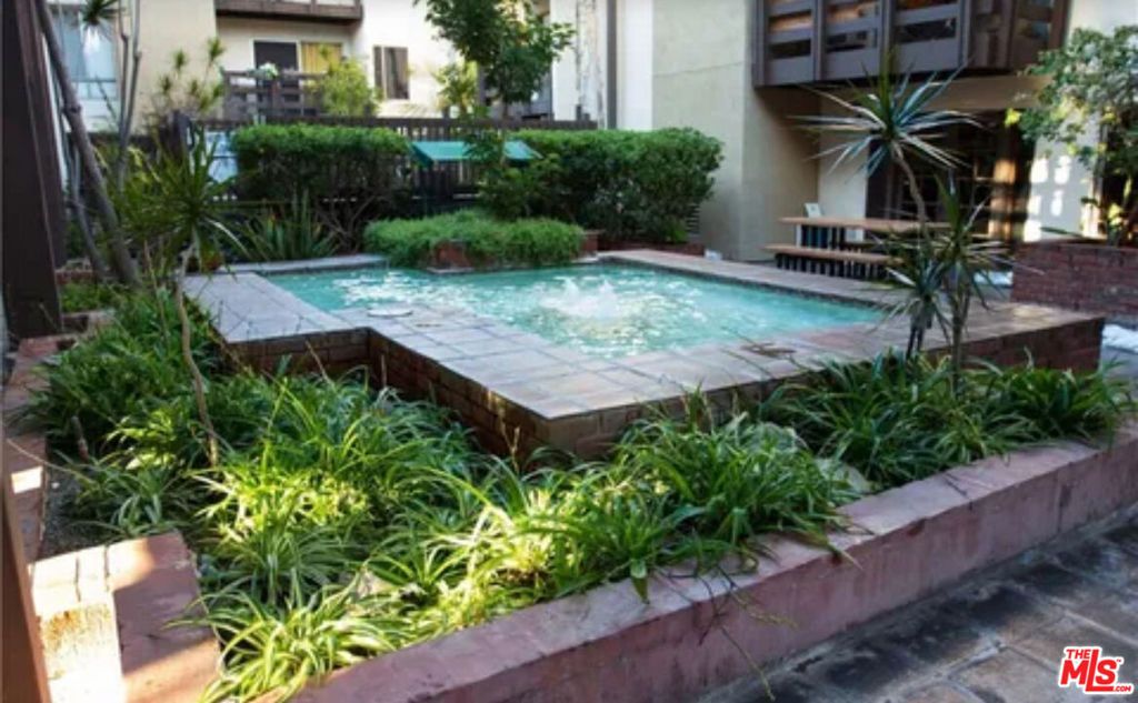 Image 7 of property listing at 320 S Ardmore Avenue 325, Los Angeles, CA 90020