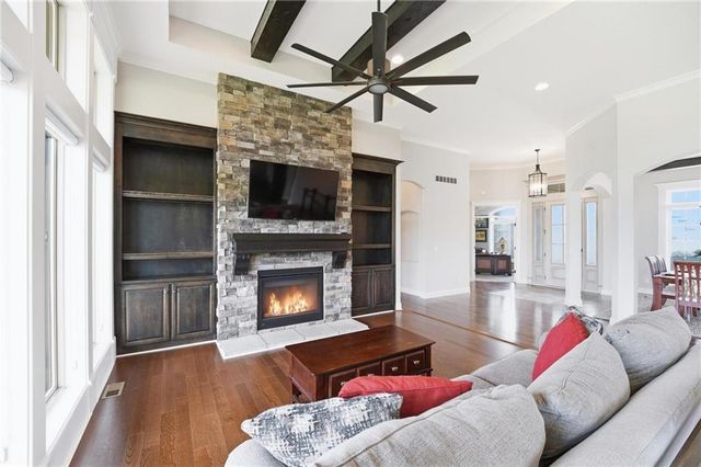 906 Creekmoor Drive, Raymore, MO 64083