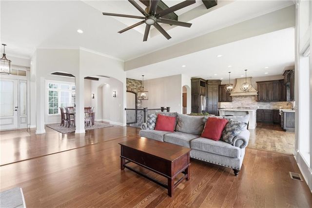 906 Creekmoor Drive, Raymore, MO 64083
