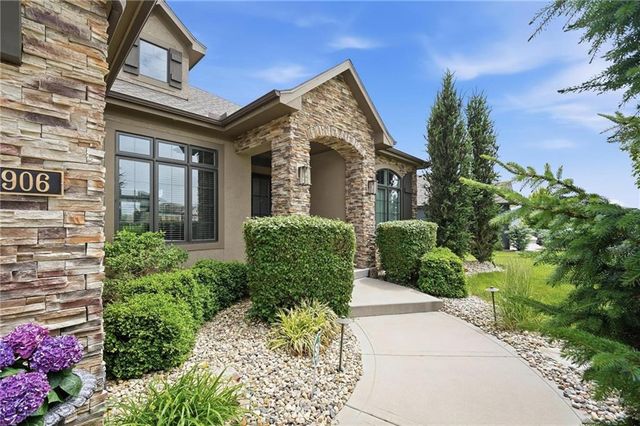 906 Creekmoor Drive, Raymore, MO 64083