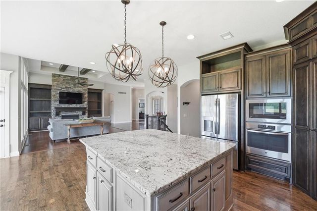 906 Creekmoor Drive, Raymore, MO 64083