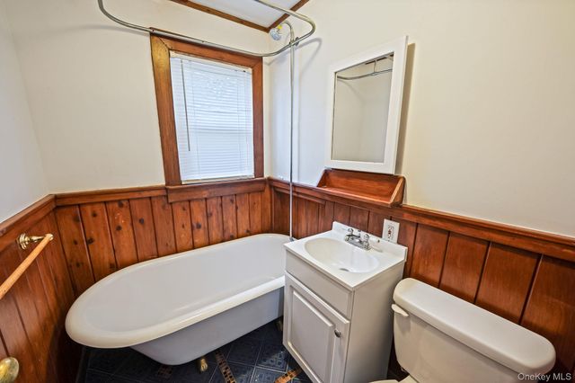 8 Eastern Concourse, Amityville, NY 11701