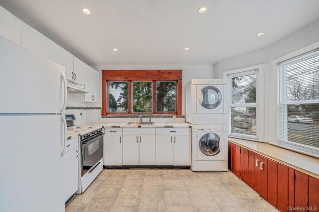 8 Eastern Concourse, Amityville, NY 11701