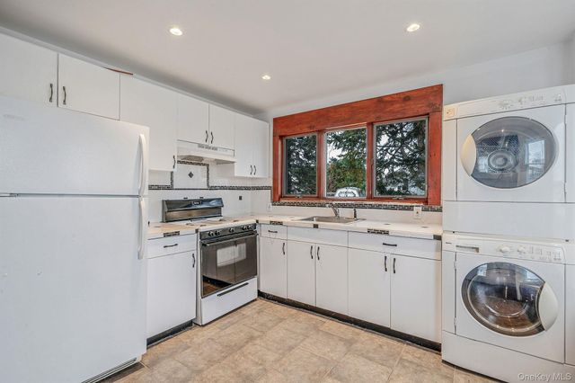 8 Eastern Concourse, Amityville, NY 11701