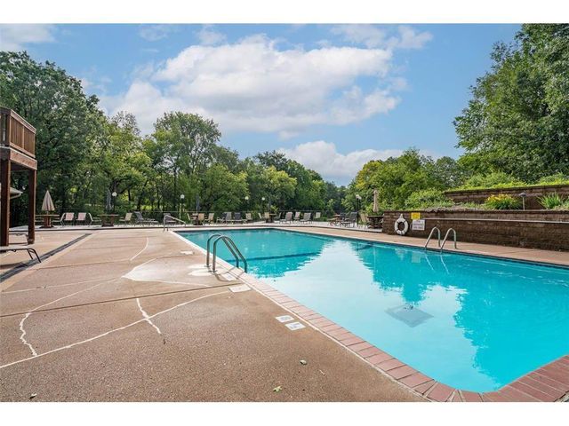 563 Sterling Street S, Maplewood, MN 55119