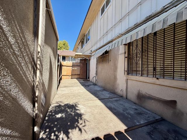 2420 Oxford Way #F17, Stockton, CA 95204