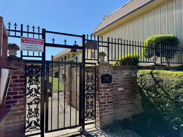 2420 Oxford Way #F17, Stockton, CA 95204