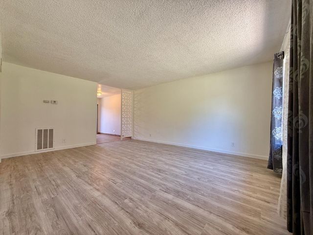 2420 Oxford Way #F17, Stockton, CA 95204