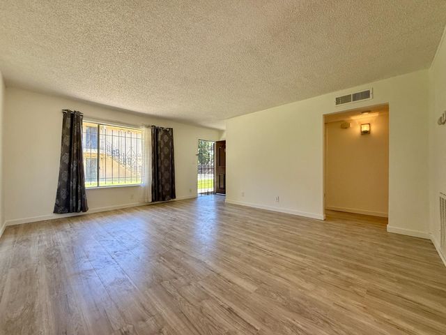 2420 Oxford Way #F17, Stockton, CA 95204