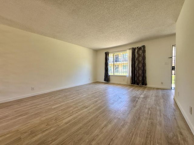 2420 Oxford Way #F17, Stockton, CA 95204