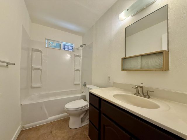 2420 Oxford Way #F17, Stockton, CA 95204