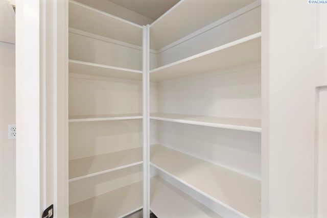 1708 W 31st Ave, Kennewick, WA 99337