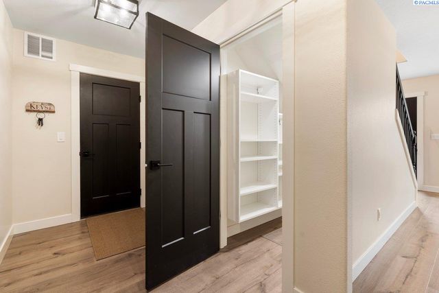 1708 W 31st Ave, Kennewick, WA 99337