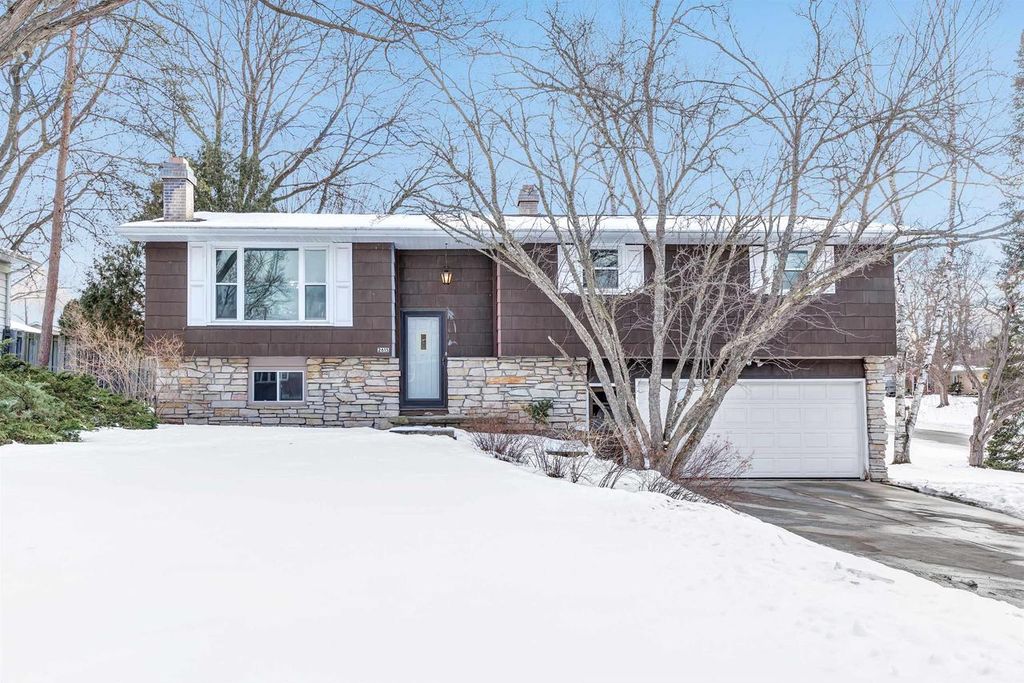 2615 WOODRIDGE LANE, Green Bay, WI 54304
