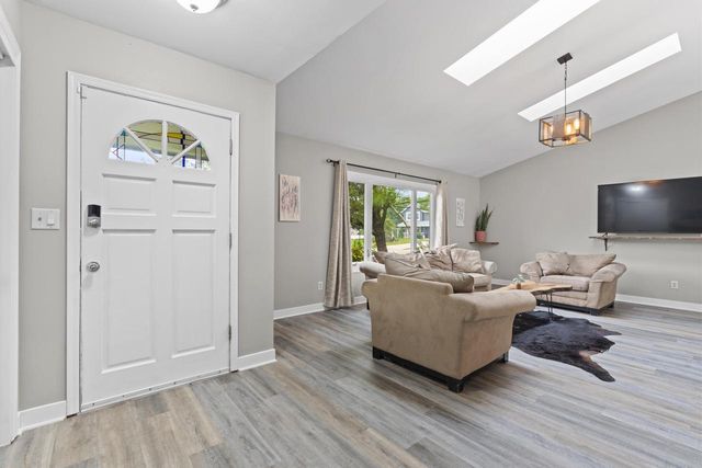 N28W22560 Foxwood LANE, Waukesha, WI 53186