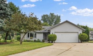 N28W22560 Foxwood LANE, Waukesha, WI 53186