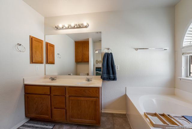 2512 Sir Barton Bay Dr, Schertz, TX 78108