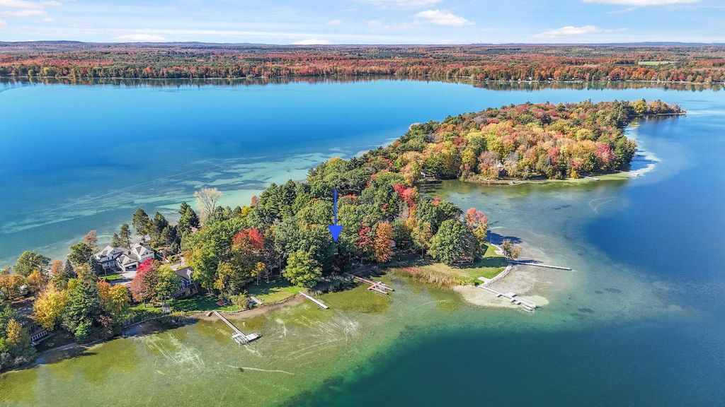 4923 Lakeview Drive, Green Lake Twp, MI 49643