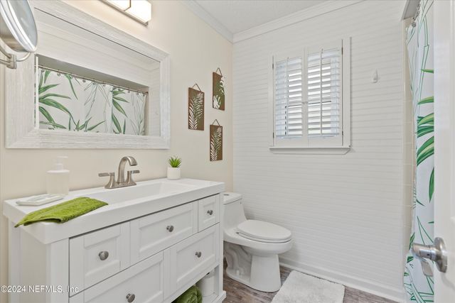 1940 AMERICA Avenue, Jacksonville Beach, FL 32250