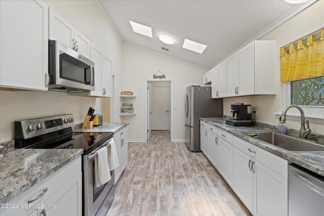 1940 AMERICA Avenue, Jacksonville Beach, FL 32250