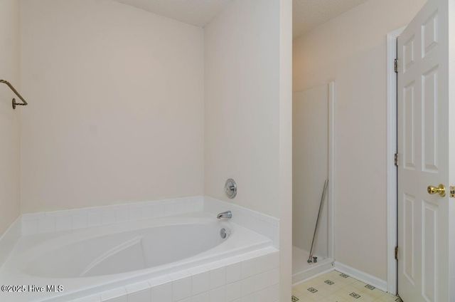 7511 Old Oak Road, Wilmington, NC 28411