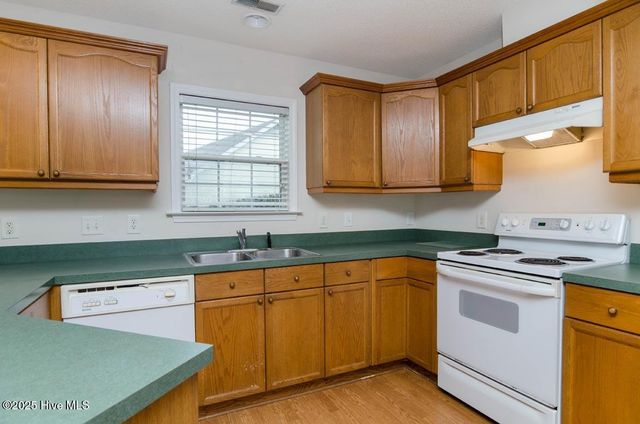 7511 Old Oak Road, Wilmington, NC 28411