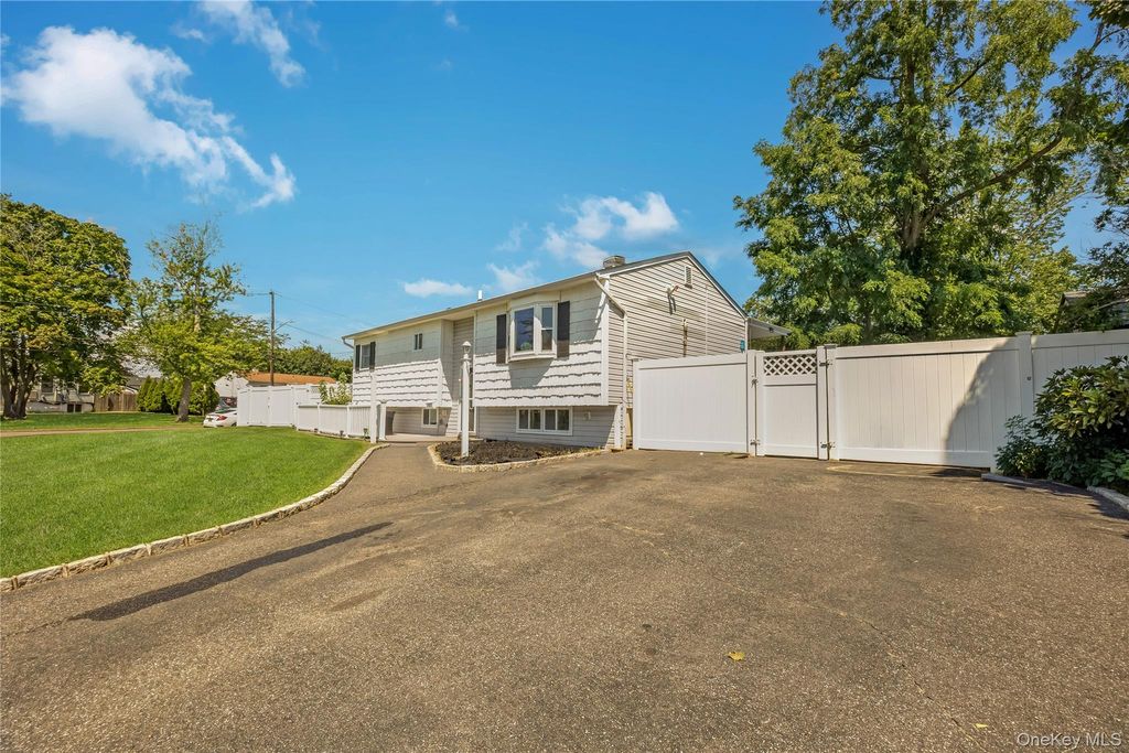 2401 Wave Avenue, Medford, NY 11763 — photo 2