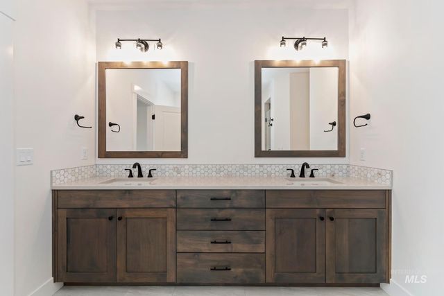 860 W Buroak Dr, Meridian, ID 83642