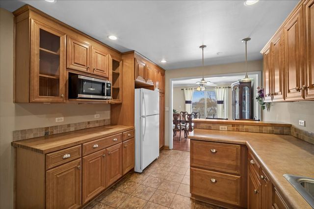 2700 E Bel Aire Drive 303, Arlington Heights, IL 60004