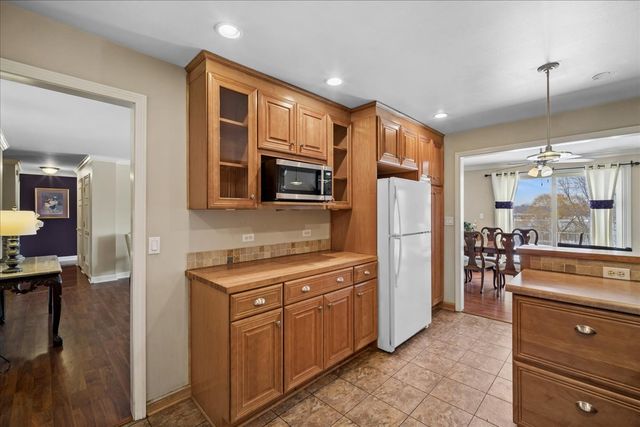 2700 E Bel Aire Drive 303, Arlington Heights, IL 60004